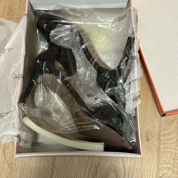 Brand new touch up heels black size 7, 7.5, 8, 8.5, 9, and 10 available. - Picture 4 of 8